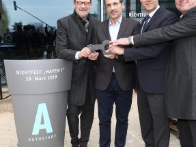 Bernd Helmstadt hands over the “key” to the owner of the Autostadt and wishes them many successful events.