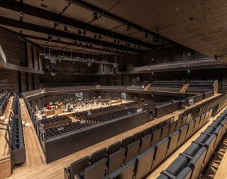 La sala de conciertos tiene un diseño abierto, sin escenario ni foso de orquesta, lo que proporciona mucha flexibilidad