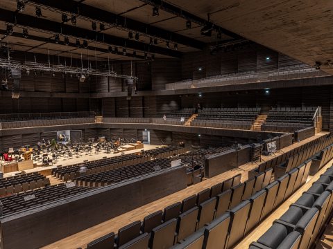 Die Konzerthalle ist offen gestaltet – ohne Bühne und Orchestergraben. Das bietet viel Flexibilität.