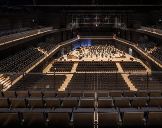 Una sala de conciertos de cinco plantas con 1 800 asientos para los espectadores. Lista para funcionar por NUSSLI