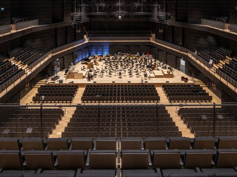 A five-story concert hall with 1800 seats for the audience and almost 60,000 cubic meters of space.