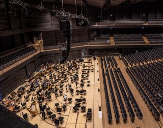 Ganz in Schwarz: Dunkle raue Holzmodule bilden innerhalb der Stahlkonstruktion den modernen Konzertsaal
