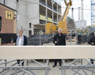 Annette Löber, gmp Architects, City Mayor Dieter Reiter and Andy Böckli, CEO NUSSLI Group hammer in the last nails.