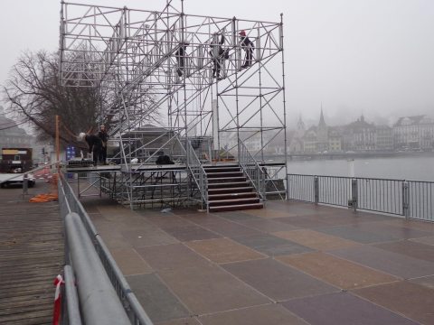NÜSSLI errichtet für die Spendenaktion zwei Bühnen und einen Zeltunterbau auf dem Europaplatz in Luzern.