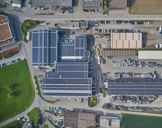 Gelebte Nachhaltigkeit: Grosse Photovoltaikanlage bei der Nüssli (Schweiz) AG in Betrieb genommen