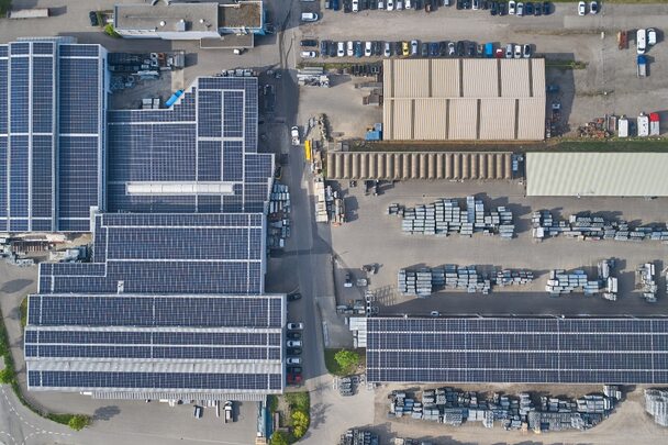 Gelebte Nachhaltigkeit: Grosse Photovoltaikanlage bei NÜSSLI in Betrieb genommen