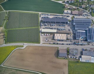 Gelebte Nachhaltigkeit: Grosse Photovoltaikanlage bei der Nüssli (Schweiz) AG in Betrieb genommen 