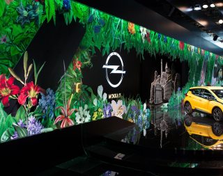 Bild: Nach dem Konzept von VITAMIN E realisierte AMBROSIUS den Messeauftrittes des Opel Ampera-e am Autosalon Paris 2016