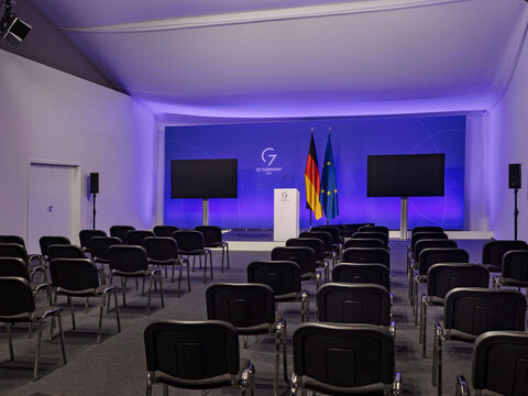 In the first tent, an 8-m-tall, freestanding wall element separated individual workstations from a conference room. 