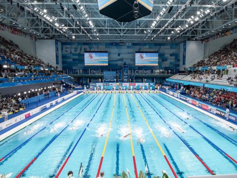 Bild: Für die 17. FINA Schwimm- WM in Budapest erweitert NÜSSLI die Danube Arena mit zusätzlichen 9000 Zuschauerplätzen.