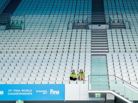 Bild: Für die 17. FINA Schwimm- WM in Budapest erweitert NÜSSLI die Danube Arena mit zusätzlichen 9000 Zuschauerplätzen.