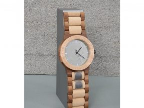 Die eigene Holz-Armbanduhr inspirierte Tobias und die Idee passte zum Wettbewerbsthema «Klein mit grosser Wirkung».
