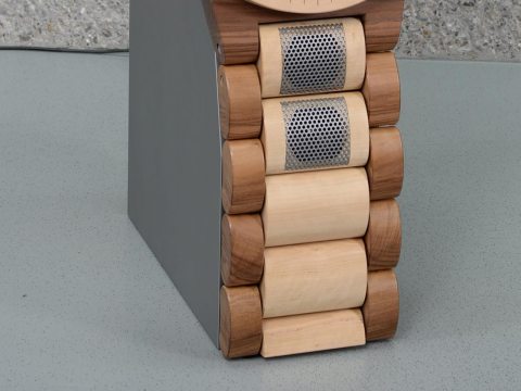In das XXL-Armbanduhr-Möbel hat Tobias integrierte Bluetooth-Lautsprecher eingebaut.