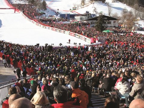 Seit 2006 errichtet NÜSSLI für den Kitzbüheler Ski Club im Zielhang die Tribünenanlagen und temporäre Eventstrukturen.