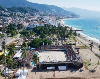 Imagen: NUSSLI levantó todo un estadio de fútbol playa para 2000 espectadores para la Copa Visit Puerto Vallarta de este