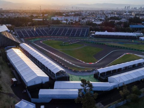 Bild: Insgesamt realisierte NÜSSLI 12 690 Tribünenplätze und drei VIP-Zonen für 2000 Formel-1-Fans.