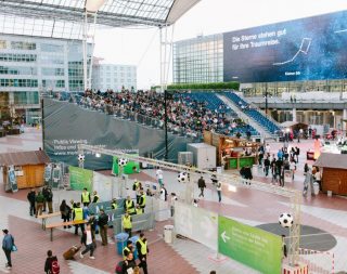 Für die Public-Viewing-Stätte am Münchener Flughafen errichtet NÜSSLI eine Tribüne für insgesamt 1.853 Fussballfans.