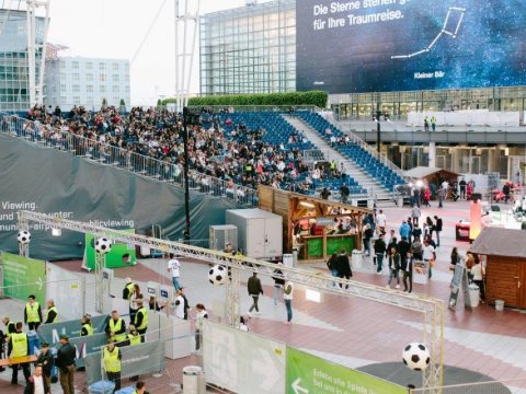 NUSSLI montó un lugar para la retransmisión pública del fútbol con unas gradas para un total de 1853 aficionados en el aeropuerto de Múnich.