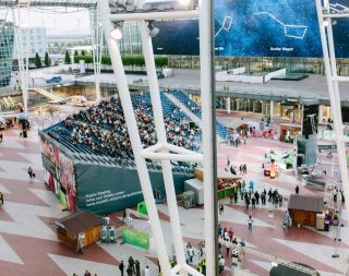 Für die Public-Viewing-Stätte am Münchener Flughafen errichtet NÜSSLI eine Tribüne für insgesamt 1.853 Fussballfans.