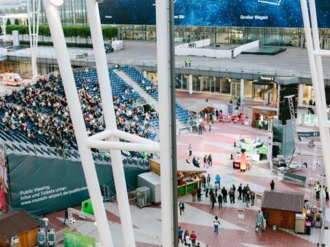 NUSSLI montó un lugar para la retransmisión pública del fútbol con unas gradas para un total de 1853 aficionados en el aeropuerto de Múnich.