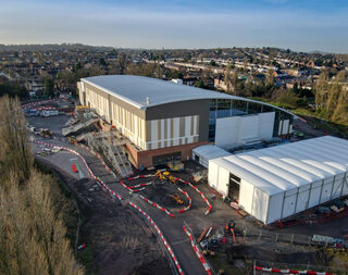 El diseño y la construcción de instalaciones temporales (estructuras overlay) para el nuevo Sandwell Acquatics Centre