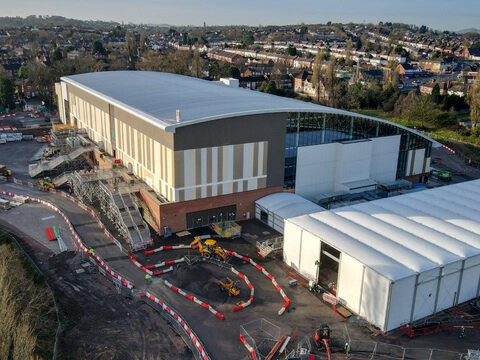 El diseño y la construcción de instalaciones temporales (estructuras overlay) para el nuevo Sandwell Acquatics Centre