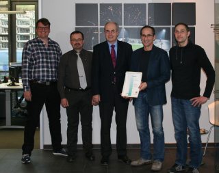 Dr. Thomas Bauer presented the certificate to Bernd Helmstadt and his team.