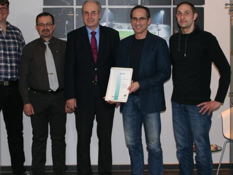 Dr. Thomas Bauer presented the certificate to Bernd Helmstadt and his team.
